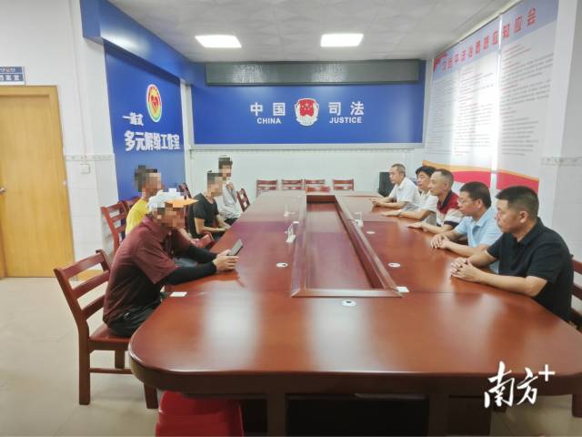組織雙方進(jìn)行面對(duì)面協(xié)商。麥毅攝 組織雙方進(jìn)行面對(duì)面協(xié)商。麥毅攝
