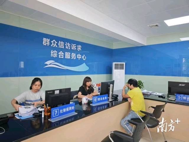 群眾來神灣鎮綜治中心辦事。